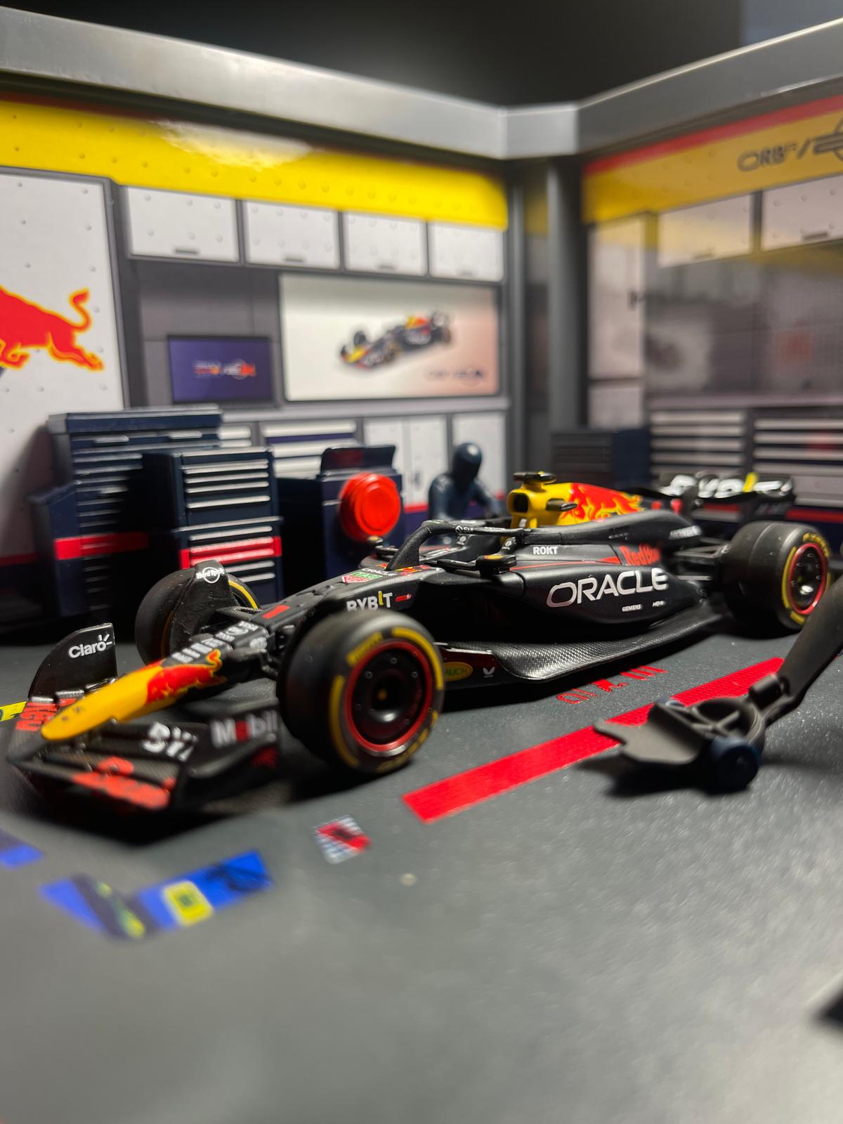 1:43 F1 RED BULL RACING RB20 2024 PIT PASS DIORAMA VERSTAPPEN