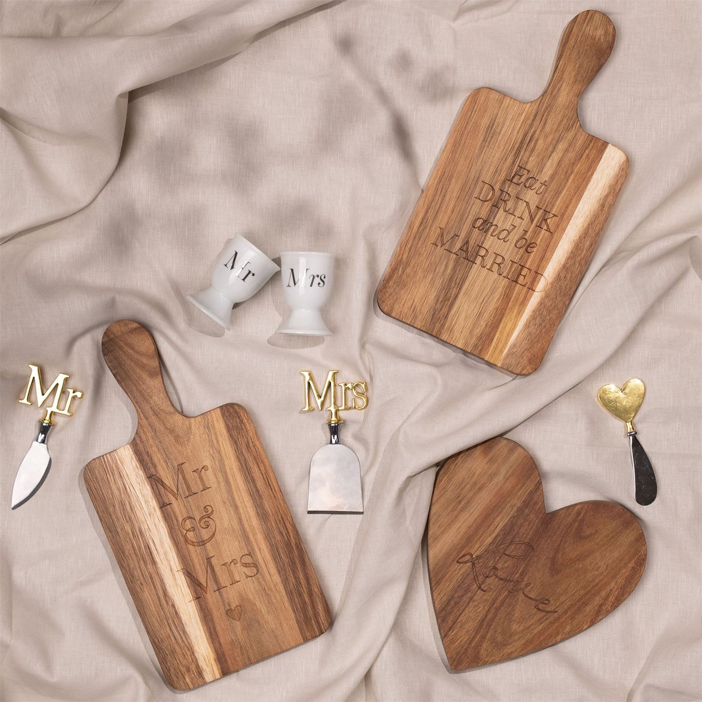 Amore Heart Shaped Wooden Cheeseboard & Knife "Love"