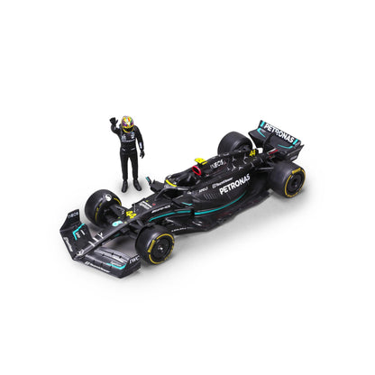F1 MERCEDES AMG W14 2023 WITH DRIVER FIGURE HAMILTON 1:24