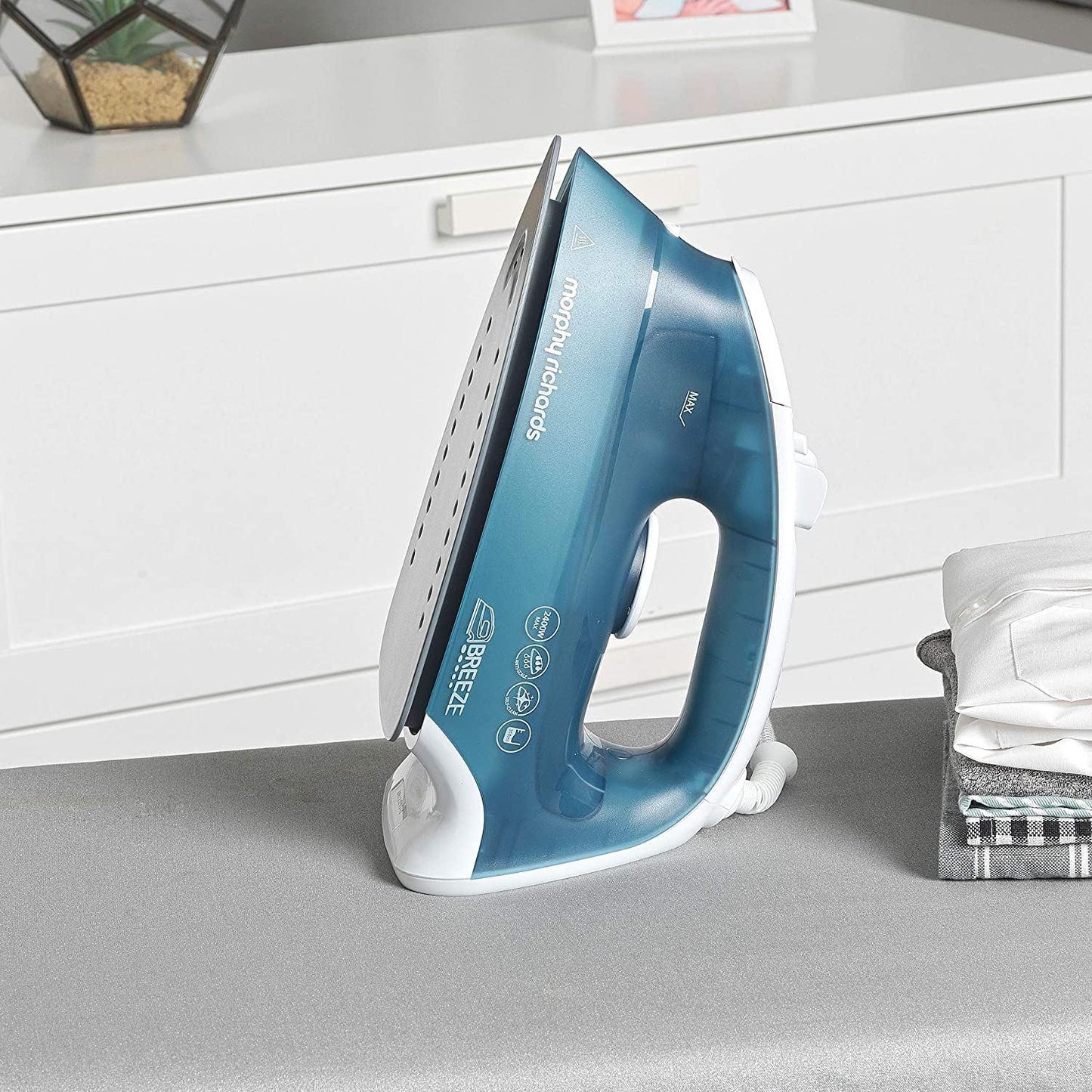 Morphy Richards Breeze Steam iron Ceramic 2400w